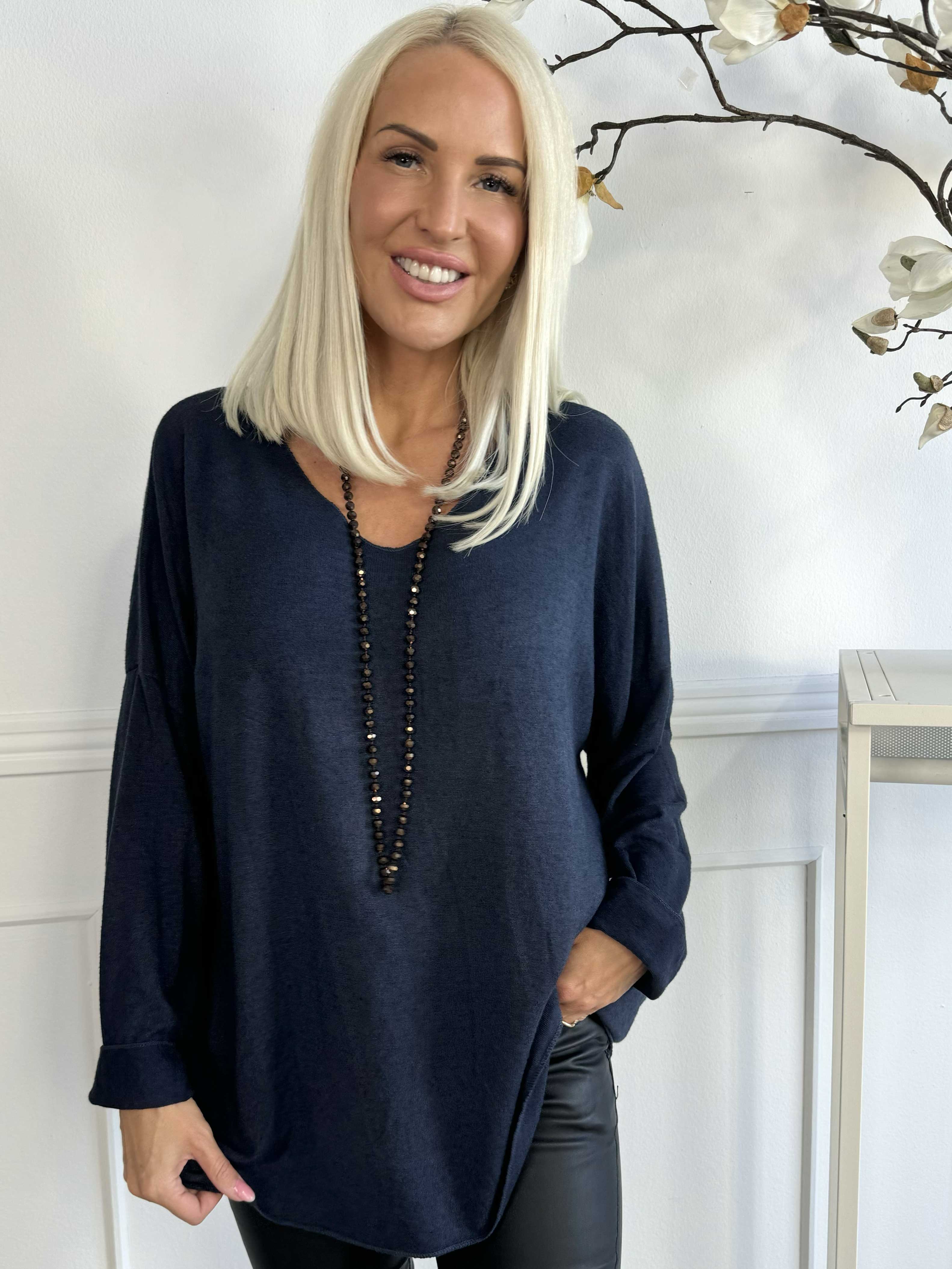 Djamila - Blød bluse i viskose med v-udskæring